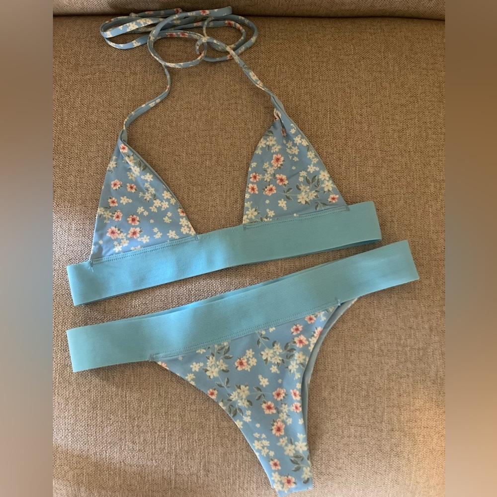 Frankie’s Bikinis Rare Winnie Set blue floral Small